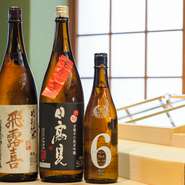 日本酒本来の良さを伝える新政の『No.6　ナンバーシックス』やバランスの良い『飛露喜』など、季節によって入れ替える日本酒は、いずれも鮨とつまみの旨さをより高めるラインナップ。