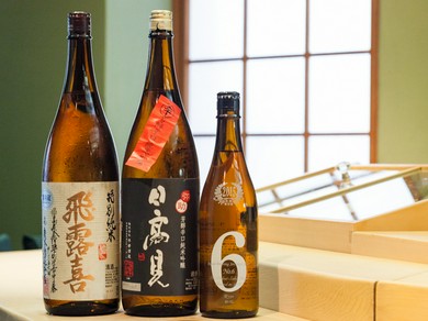 鮨を生かす、日本酒のラインナップ