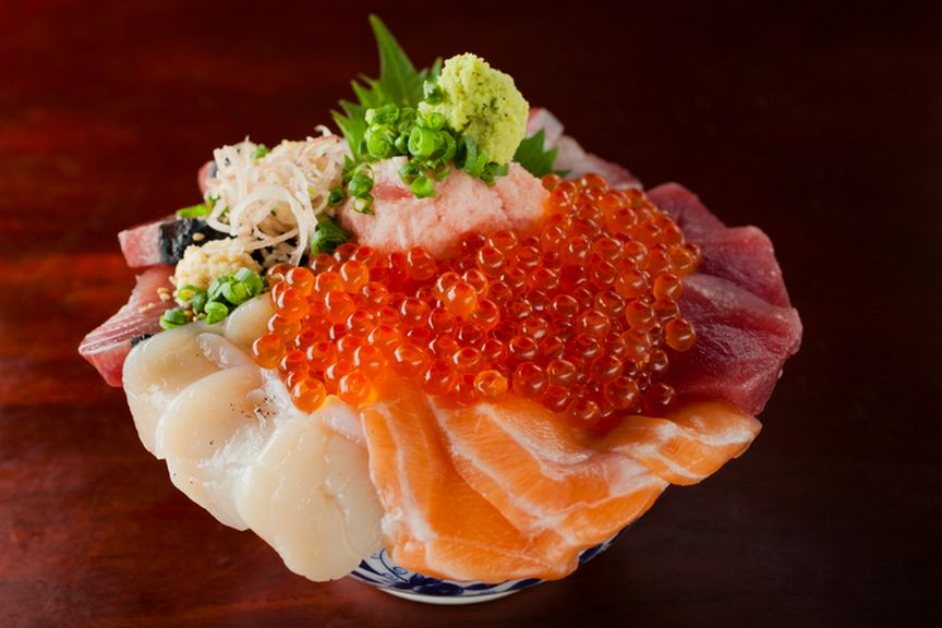 溢れんばかりの“海の幸”に舌鼓を打つ『特上海鮮丼』