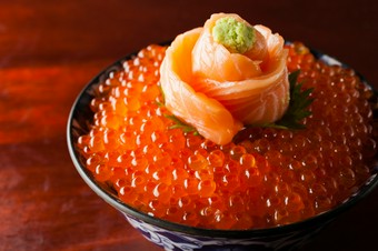 北海道産いくらを贅沢に盛り込んだ『元祖わがまま丼』