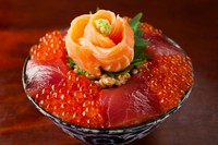 アルバイトをしていた“しおりさん”の好物を、これでもかと乗せた丼ぶりだから『しおり丼』。ご主人の愛情が生んだメニュー。