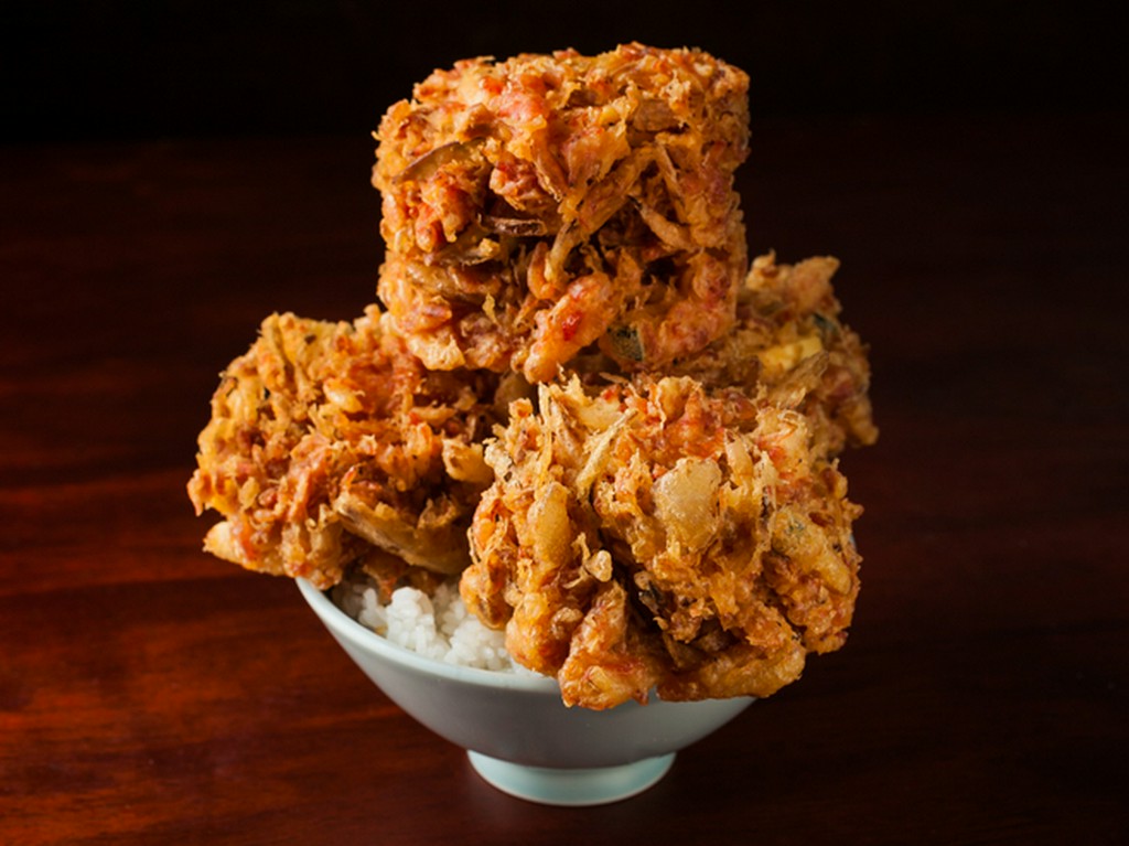 厚さ約10センチのかき揚げがそびえ立つ『かきあげ丼』