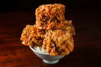 厚さ約10センチのかき揚げがそびえ立つ『かきあげ丼』