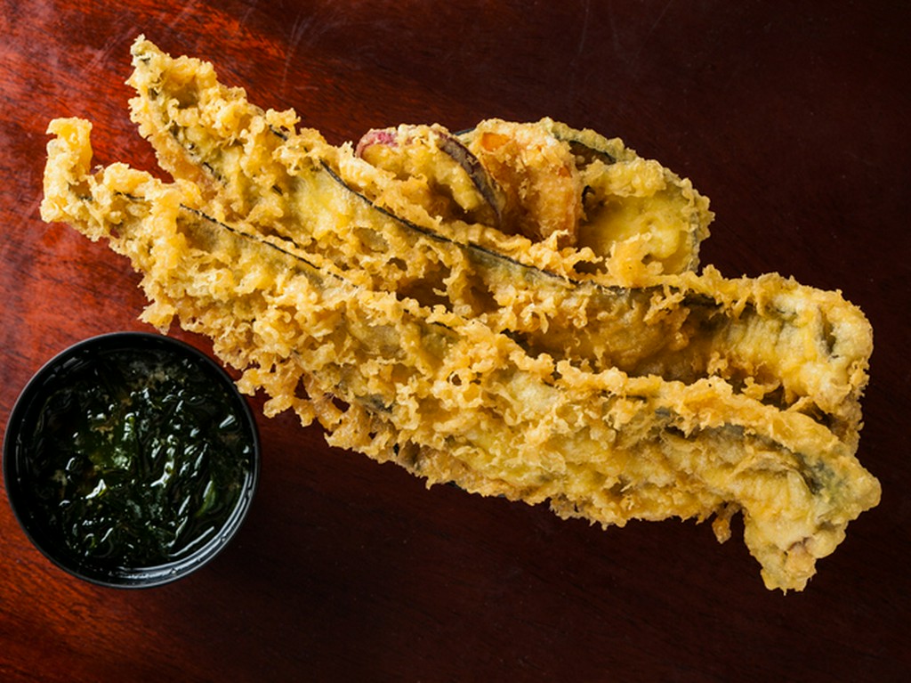 ふわふわの穴子を2匹ものせた絶品『穴子天丼』