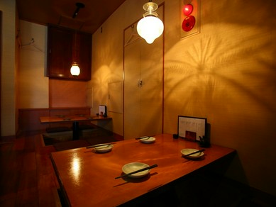 ダウンライトが照らすムーディな店内はまさに大人の空間