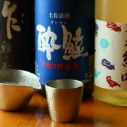 高柳氏自ら試飲し仕入れる日本酒は常時20種ほどが揃います。キレが良く淡麗、魚貝の旨味を引き立てる高知県の『酔鯨』や要冷蔵ながら熱燗にしても美味しい辛口純米酒『文佳人夏吟醸』など。グラス1杯500円～で提供。