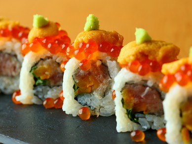 その日の入荷によって変わる創作料理『魚輝オリジナル寿司』