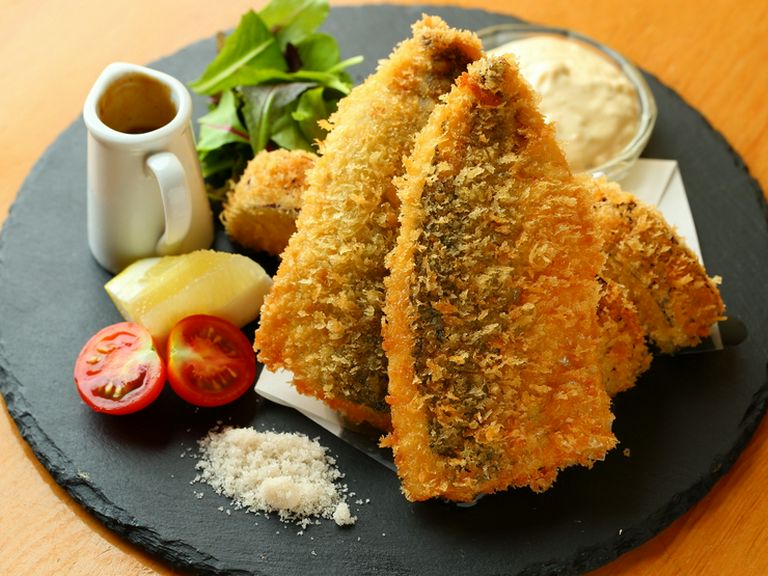 一口食べれば身のふかふか感に感動する『季節のフライ　鯵と赤茄子のフライ』
