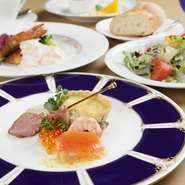 （アミューズ、オードブル、スープ、魚介料理、肉料理、サラダ、パン、デザート、コーヒー又は紅茶）