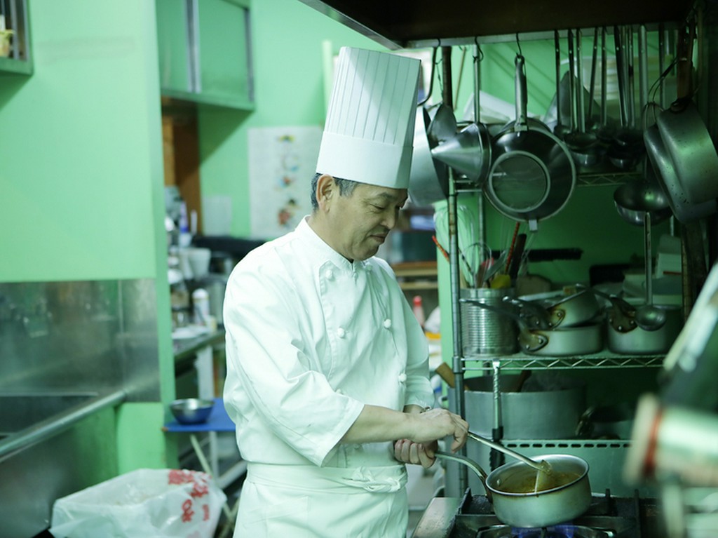 笑みを絶やさず、お客さまに充実したお食事を