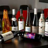 ボトルワインの他、日替わりでグラスワイン10種を提供。気軽に飲み比べて楽しめます。それぞれの料理に合ったおすすめワインもあるので、ワイン選びに迷ったらスタッフまで。