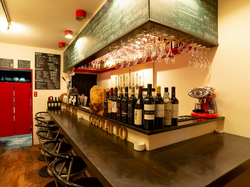 カウンター席で「ひとり飲み・飯」を楽しむ