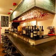 ずらりとワインボトルが並んだカウンター。ワイン好きにはたまらない場所です。ここで、お気に入りの一杯やそれによく合う料理をじっくり味わう。至福の時間に浸れます。
