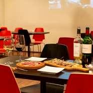 店内は、派手さを抑えた赤色のイスが程よい華やかさを添える大人カワイイ雰囲気。こんな空間に身を置けば、自ずと気持ちも華やぐもの。2人のテンションも上がり、充実した時間を満喫できます。