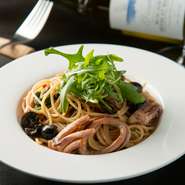 旬の魚介や野菜でつくるパスタ。旨みや食感など、それぞれの素材の持ち味を最大限に引き出し、素材に最適なソース、味付けで一皿に仕上げます。季節を味わえる逸品。