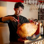 「お客様の好みを伺って、料理の味わいを引き立てるワインをご提案しています」（澁谷さん）。プロによるペアリングで、意外なマリアージュに出会える楽しみあり。