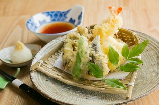 季節の恵みをサクッと軽やかに味わう『天ぷら盛り合わせ』