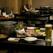 穏やかな時間が心地よく流れる店内はデートにうってつけ。特別な日には、最高級仙台牛をメインに、ブラックアンガス牛やイベリコ豚など美味しいお肉を囲んでのディナーがおすすめです。