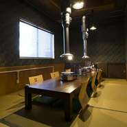 ダークブラウンを基調とした、落ち着きのある店内。10名用の個室や6名用の半個室が用意されており、接待などにお誂え向き。とろけるような美味しいお肉に、相手の方にも喜んでいただけること間違いなしです。