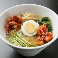 スープがシャリシャリとしたシャーベット状になっている、遊び心溢れるメニュー。キムチやカクテキ、自家製もやしや小松菜のナムルなど、具沢山です。肉を食べた後におすすめのすっきりした味わいのスープ。