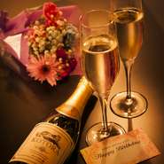 ご予約時にお誕生日の旨をお伝え頂けば、バースデープレートをサービス。個室メインの程よくライトダウンされた店内を間接照明がお洒落に照らします。大切な方との思い出に残る時間を過ごすことが出来ます。