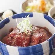 話題のローストビーフ丼は、A5米沢牛の赤身を炭で炙り焼きしたこだわりの一品。ジューシーな赤身肉と炭の香ばしい香りに、醤油と野菜の甘みが効いた特製タレが食欲を刺激。食べる時には荒切わさびで頂きます。