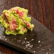 見た目のインパクトもさることながら、一度食べたらクセになるのが『涙（わさび）焼き』です。炭火で焼くと、炭の香ばしい香りと、ワサビの辛みが取れて旨味になり、相性抜群のマリアージュが楽しめます。