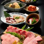 【計9品】特選カルビ／上選ロース／タン塩／壺漬カルビ／本日のホルモン2種／焼き野菜又はチョレギサラダ／ナムル盛合わせ／キムチ　　※写真はイメージです。