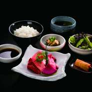 不揃いですがお得に和牛の旨さをご堪能できます。
「ライス・スープ・キムチ・小鉢・サラダ」付き
