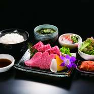 サッと炙って頂ける上撰ロースとジューシーな上撰カルビの上質ランチ。
「ライス・スープ・キムチ・小鉢・サラダ」付き