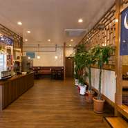 本格的な中華料理のお店ながら、モダンな落ち着いた雰囲気。座敷席が多数用意されており、グループでの利用時に重宝します。小さなお子様連れのファミリーにもおすすめ。