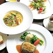 可愛らしく、華やかな盛り付けの料理が揃った女性に人気のコースが、ランチ、ディナー共に充実。エレガントな雰囲気の中、同窓会で旧交を深めるのもよいものです。