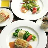前菜の盛り合わせ／パスタ料理
お魚料理 又は お肉料理／パン