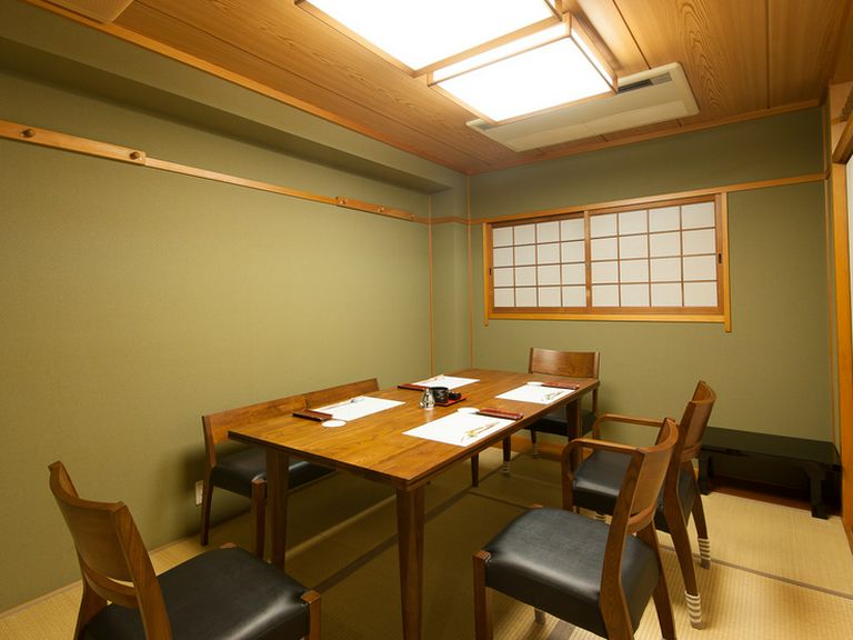落ち着いた雰囲気のお座敷で、ゆっくりと会食を楽しんで