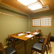 店内には3つの個室を用意。障子戸のある落ち着いた雰囲気のお座敷です。お昼のみ完全予約制なので、ゆっくりと会食を楽しむことができます。