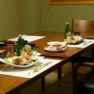 旅館や料亭などに長く勤務した経験を持つ店主。結納、結婚式、お食い初め膳、法事、おせち料理、端午の節句、七夕など、四季折々、または人生の節目ごとのさまざまな行事のお料理を提供してくれます。