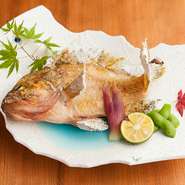 お昼のみに提供している『お昼のミニ会席』など、会食や法事にぴったりのメニューが充実している【旬魚ざこば】。上品で落ち着いた大人の空間の中、ゆったりとした時間を過ごしてみてはいかがでしょう。