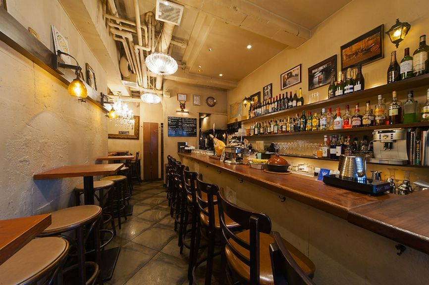 賑やかな店内は、まるでスペインのバルに来たかのよう