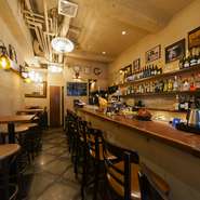 スペイン語で飛び交うオーダーや料理とお酒を楽しむ人々の声で、店内はまるで本場スペインのバルのような雰囲気。週に2回は生バンドによるラテン音楽などのライブも行われ、さらに盛り上がります。