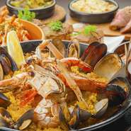 パエリアコンクール世界大会で2連覇に輝いたフリアン・ガルシアと2016年に業務提携。今までもクラシックなスペイン料理が高く評価されていましたが、フリアンのレシピをもとにさらに本格的な料理が楽しめます。