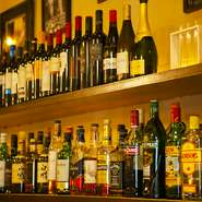 飲み放題付きのコースが人気。サングリア、レブヒート、ベリーニなどスペインのカクテルが楽しめるほか、スペインの赤・白ワインも揃えています。他にもビール、ウィスキーなど種類豊富なメニューから選べます。