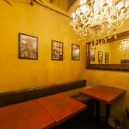 シャンデリアの輝くBOX席は、仲間と集まってワイワイするのにぴったり。本格的なスペイン料理を囲めば、おしゃべりも弾みます。ちょこっとつまめる『つぶのエスカルゴバター』などタパスメニューも豊富です。