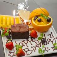記念日・お誕生日のプレートを事前にお願いしておくことが可能。ろうそくと花火に火を灯した状態でサーブされるメッセージ入りのデザートプレートが、お祝い気分に華を添えます。