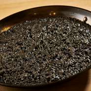 イカ墨のコクが味わい深い濃厚なパエリアです。