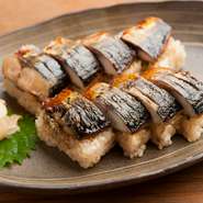 不動の人気メニュー『焼きサバ美人寿司』。おいしくてヘルシーなのはまぐろだけではありません。サバのDHAと食物繊維たっぷりの加工玄米の組み合わせが斬新な一皿を、女子会でぜひオーダーしてください。