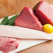 写真は『本日入荷のマグロ各種』。1日を終えてほっと一息、おいしい魚とお酒を自分のペースで楽しみたい時におすすめの一皿です。飽きのこないほんまもんの味と品質が、明日のエネルギーを与えてくれるはず。