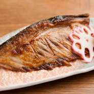 １匹のマグロから１個しかとれない腹びれの付け根の超希少部位、ハーモニカ。豪快に手づかみでかぶりついてください。お酒はもちろんご飯にも合う旨さは煮付けでも堪能できます（オーダー時にご相談ください）