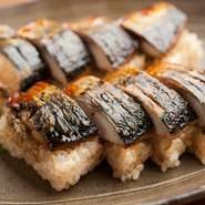 お店が掲げるモットーは、おいしく食べて健康を維持すること。魚の栄養分を引き立てるメニューとして考案した『焼きサバ美人寿司』は、食物繊維を豊富に含む加工玄米をシャリに使いました。女性を中心に人気です。