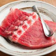 骨付きで出てくるまぐろの新鮮さにまず感動。王道の赤身部位のおいしい部分をスプーンでカリカリしながら頬張る幸せはここでしか体験できません。香りとコクの旨味を、特製醤油とわさびでどうぞ。