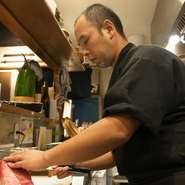 日替わりのランチメニューから夜のおすすめまで、お客さまにいつもサプライズと感動を届ける明るく心地よい身近な店でありたい。まぐろや魚全般の知識も知って欲しいから、なんでも気兼ねなく話しかけてください。